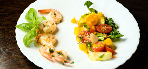  Shrimps fried on garlic with mango salad, pear, tomatoes and garlic toasts