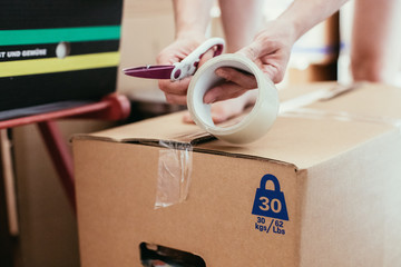 Einpacken von Umzugskartons, Umzug