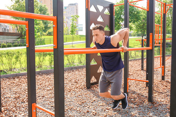 Obraz premium Sporty young man training on athletic field