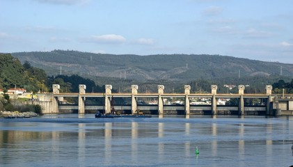 Fototapeta na wymiar Crestuma Dam on the Douro River