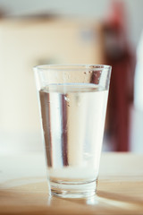 Klares Wasserglas in Küche, Morgen