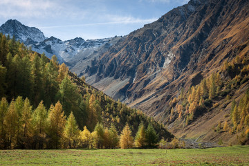 Fototapeta na wymiar Herrliche Berglandschaft im Herbst. Umgebung von Samnaun in der Schweiz.