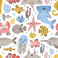 Keuken foto achterwand Zeedieren Naadloze patroon met leuke grappige zeedieren of onderwater wezens op witte achtergrond. Achtergrond met gelukkige zee- en oceaanbewoners. Kinderachtig platte cartoon vectorillustratie voor textiel print.