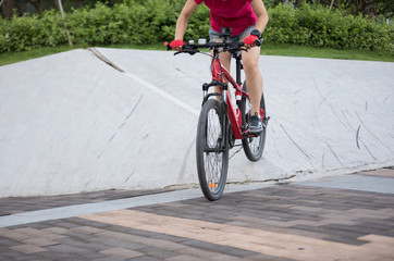 Obraz premium Woman freerider riding down ramps, Sports extreme and active lifestyle.