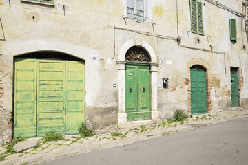Fototapeta na wymiar Italy, old country, characteristic green gates