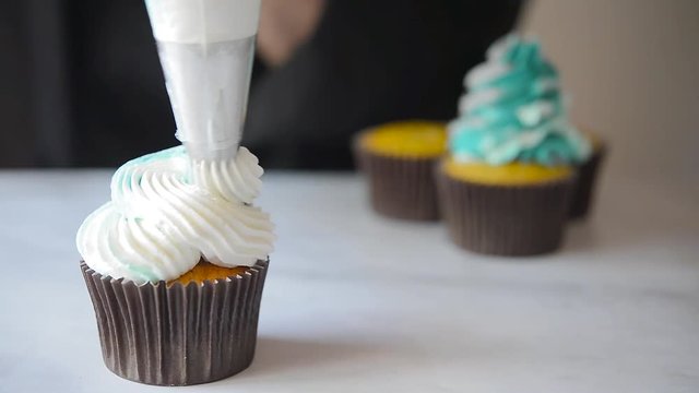 Making delicious cupcake 