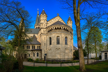 Obraz premium Ostseite mit Apsis der St. Johannes-Basilika in Berlin-Neukölln. Im Hintergrund rechts das Gebäude der päpstlichen Nuntiatur