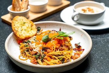 stir-fried spaghetti with garlic and shrimp egg