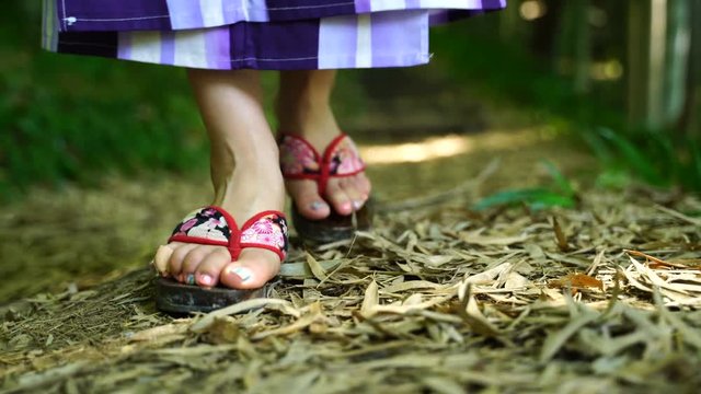 浴衣の女性・歩く・足元