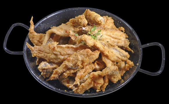 Deliciosa raci&oacute;n de boquerones adobados rebozados fritos, t&iacute;pico de la cocina espa&ntilde;ola