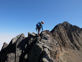 Alpiniste encordé bleu sur la crête de la montagne arête quazemi au canigou