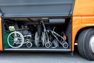 barrierefreies Reisen im Reisebus, Rollstühle und Gehilfen , verstaut im Gepäckraum