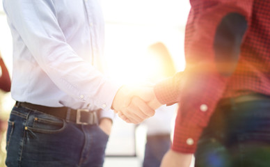 Obraz premium Two men shaking hand in the office.