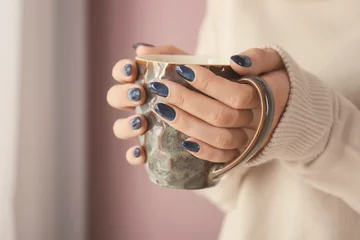 Foto op Canvas Jonge vrouw met mooie manicure met kopje drank, close-up © Pixel-Shot