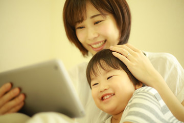 タブレット端末を使う親子