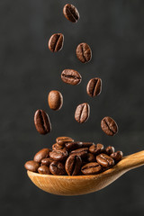 Obraz premium Macro falling coffee bean on gray background