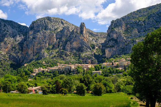Vue panoramique sur le village de Moustiers Sainte-Marie. Alpes de Haute Provence, France.