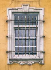 Fototapeta na wymiar Windows on the facade of houses in the old city