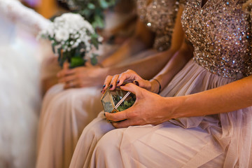 Les alliances dans les mains des demoiselles d'honneur