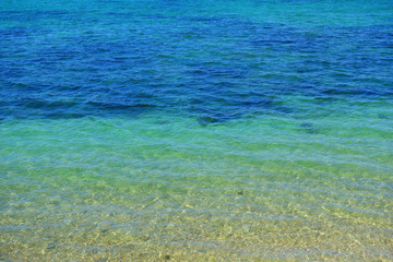 Grünes und blaues wasser am Meer - 214617725