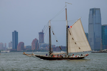 Naklejka premium Boat leaving the harbor in New York to enter the Hudson River with boat and gray-scale background