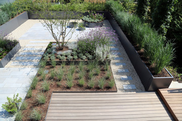 Moderne Garten- und Terrassengestaltung im Materialmix