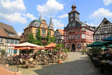 Der historische Marktplatz von Heppenheim an der hessischen Bergstrasse mit schönen Restaurants...