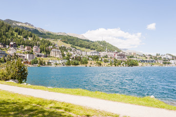 St. Moritz, St. Moritzersee, Bergsee, Seenplatte, Seeufer, Oberengadin, Engadin, Wanderweg, Alpen, Corviglia, Wassersport, Malojawind, Graubünden, Sommer, Schweiz