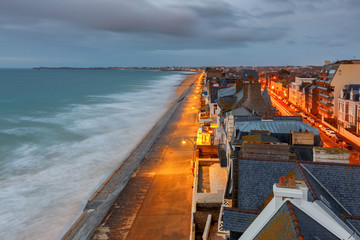 Obraz premium Saint Malo. The city embankment at dawn.