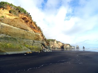 Falaise color&eacute;e et sable noir