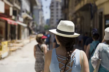 Deurstickers Buenos Aires Mooie jonge vrouw met hoed op de straat van Buenos Aires