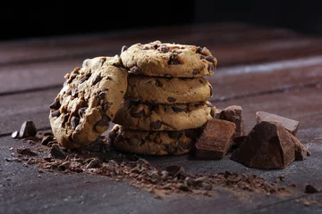 Fotobehang Chocoladekoekjes op tafel. Chocolate chip cookies geschoten met chocolade © beats_