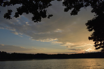 Fototapeta na wymiar zachód słońca nad mazurskim jeziorem