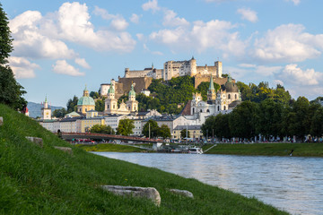 Fototapeta na wymiar Salzburger Altstadt mit Festung Hohensalzburg im Sommer, blauer Himmel und Wölkchen