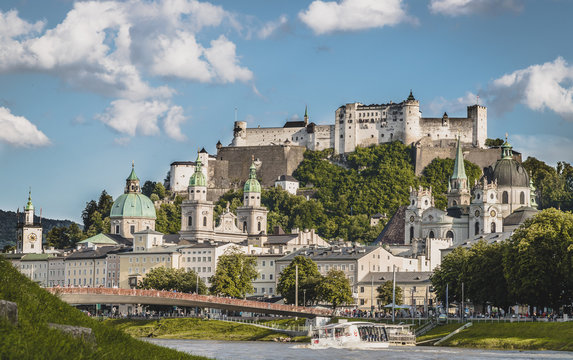Salzburger Altstadt mit Festung Hohensalzburg im Sommer, blauer Himmel und Wölkchen