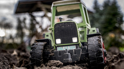 Traktor auf dem Feld Spielzeug Nahaufnahme
