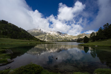 Lac d'Aumar dans la réserve naturelle de Néouvielle avec montagne enneigée en fond - 214646570