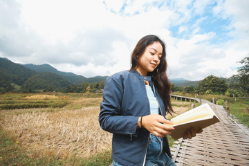 Women with brown notebooks and travel in natural resources.