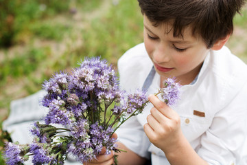 chłopiec z kwiatami