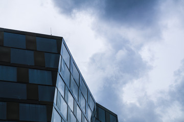 Moderne Architektur mit Wolken am Himmel  