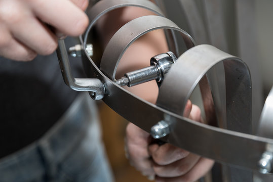 Metallarbeiter mit Knarre und Ringschl&uuml;ssel - Nahaufnahme