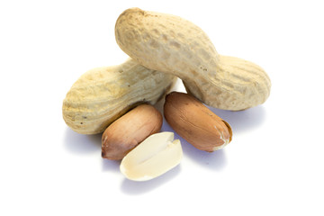 Erdnuss Erdnüsse isoliert freigestellt auf weißen Hintergrund, Freisteller