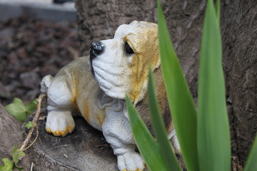 statua di cane bassotto in giardino