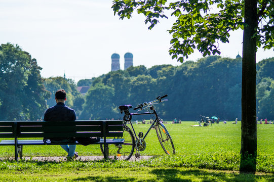Mann im Park mit Fahrrad