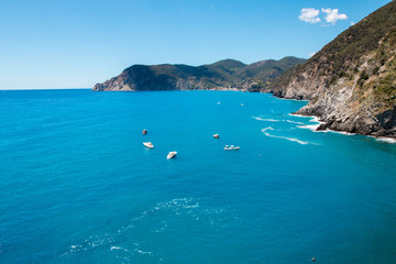 vue imprenable sur les côtes à la sortie de la baie de Vernazza
