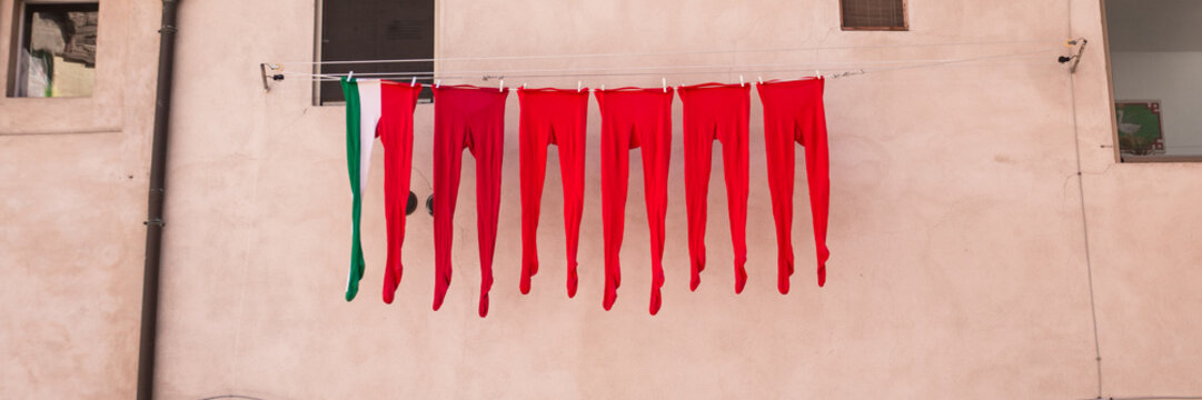 collants rouge en train de s&eacute;cher sur un  fil le long d'une mur