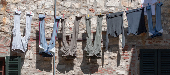 brochette de pantalons sur un fil pour sécher © antonin