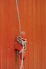 Seil und Klampe an einem Rorbu in A, Lofoten