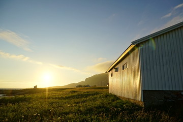 Fototapeta na wymiar Holzhütte auf den Vesterålen kurz vor Mitternacht