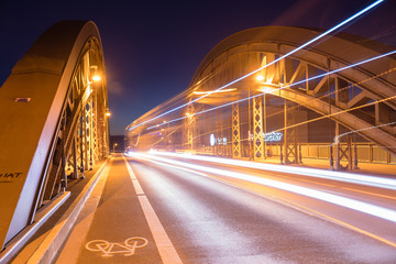Fototapeta na wymiar Nachtaufnahme Brücke mit Autoverkehr